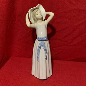 Lladro Collectible, Coy Girl with Summer Hat and Dress w/Ribbons # 5011 Mint